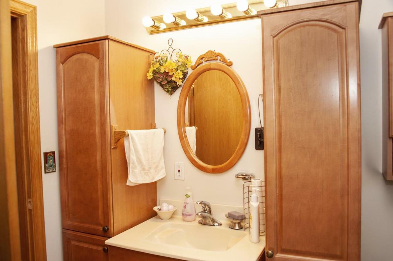 Tiga Bed And Breakfast เยลโลว์ไนฟ์ ภายนอก รูปภาพ